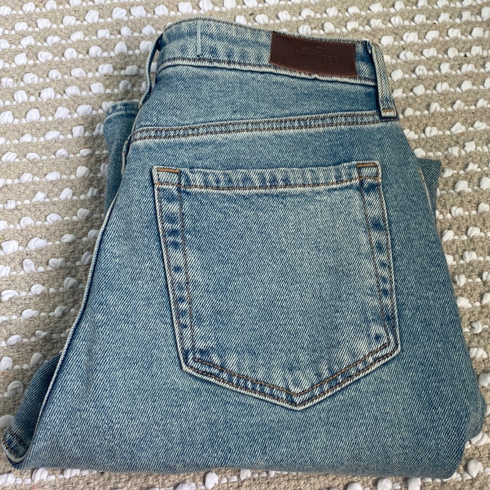 mom jeans w rips